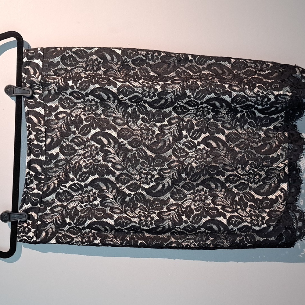 White House Black Market Skrit Size 6 Black Lace overlaying cream satin